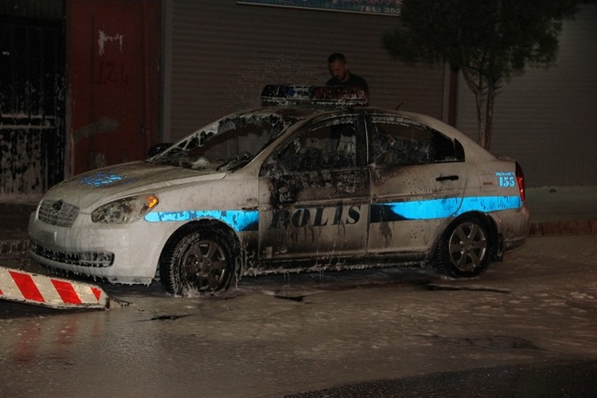 Adana\'da Polis Otosu Kundaklandı