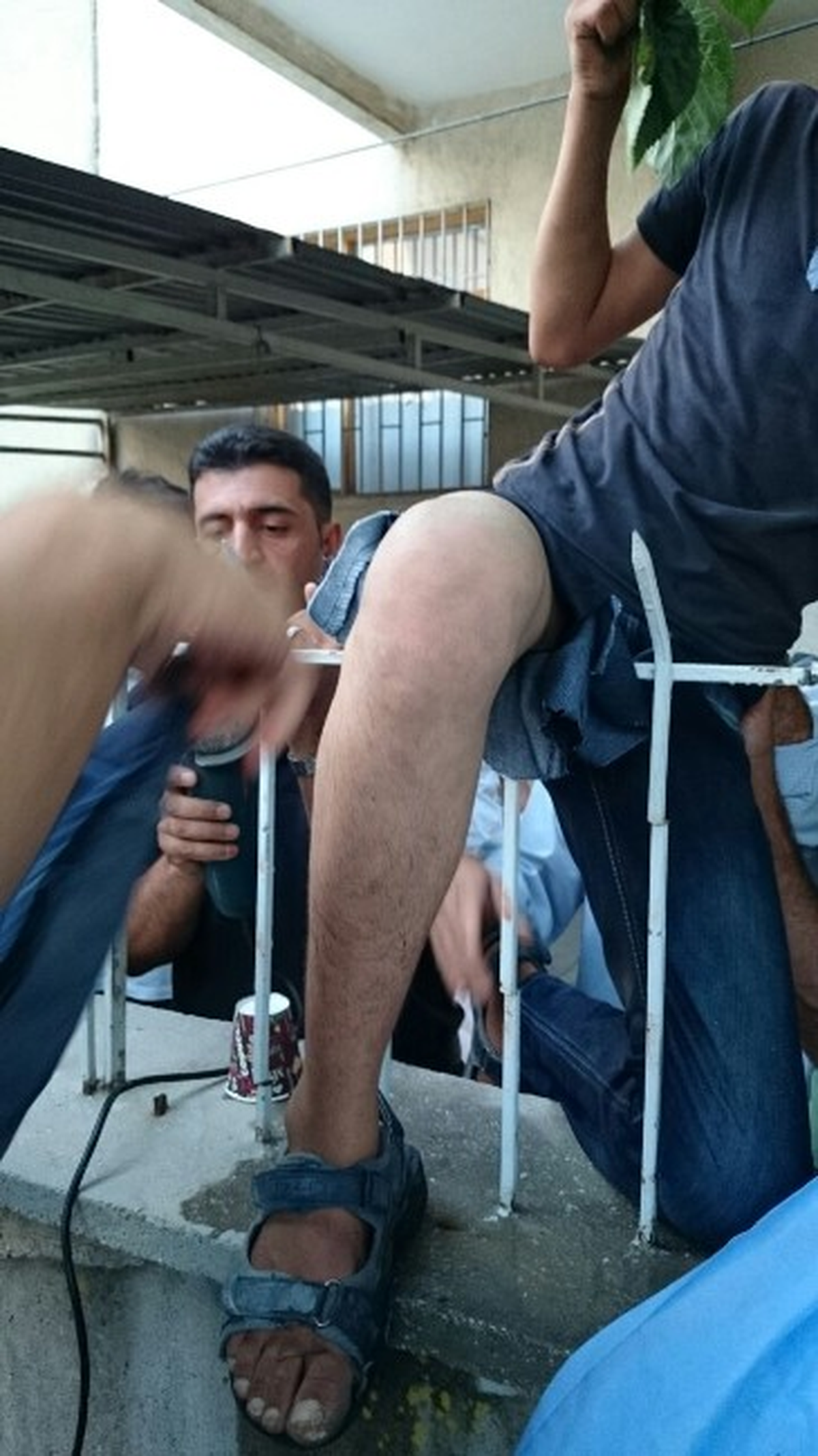 Ağaçta Topunu Almak İsterken, Bacağına Demir Saplandı