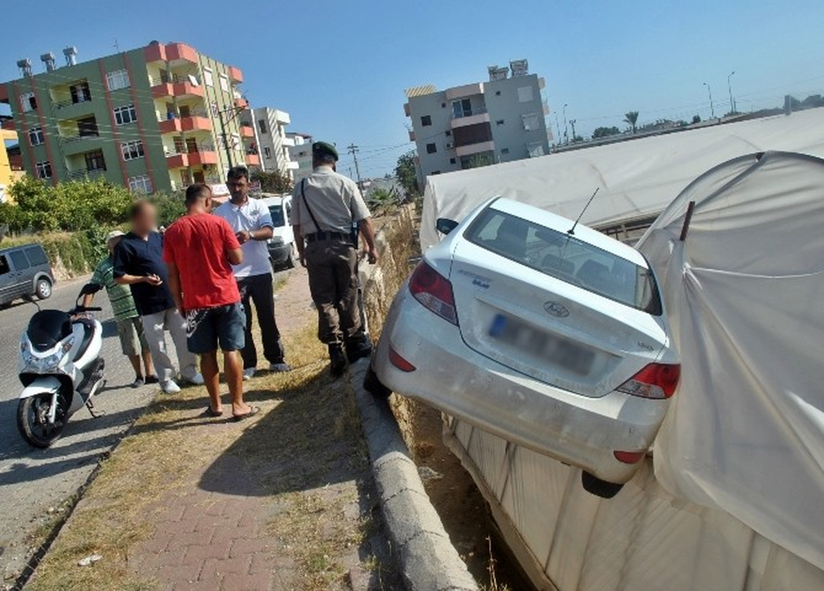 Arabasıyla Seranın Çatısına Uçtu