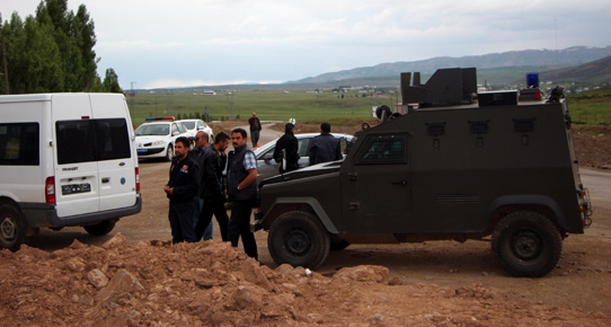 Varto-Karlıova Yolunu Kapatan PKK\'lılara Müdahale: 3 Yaralı