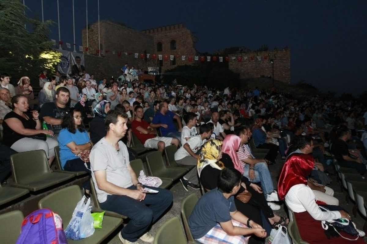 Ay Işığında Film Keyfi Sürüyor