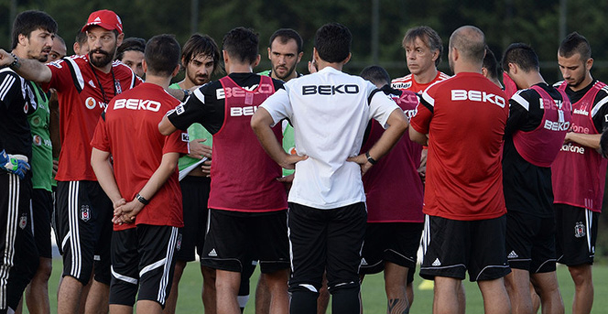 Beşiktaş\'ta Necip Uysal\'ın Bileği Burkuldu