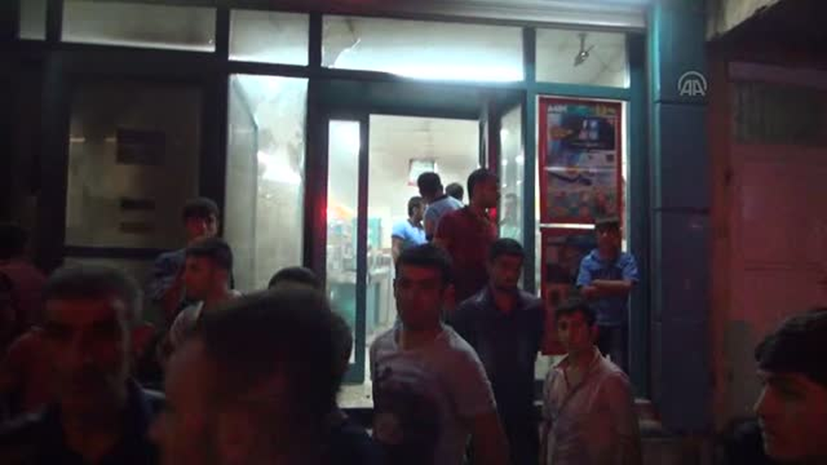 Cizre\'de Alışveriş Merkezine Molotoflu Saldırı