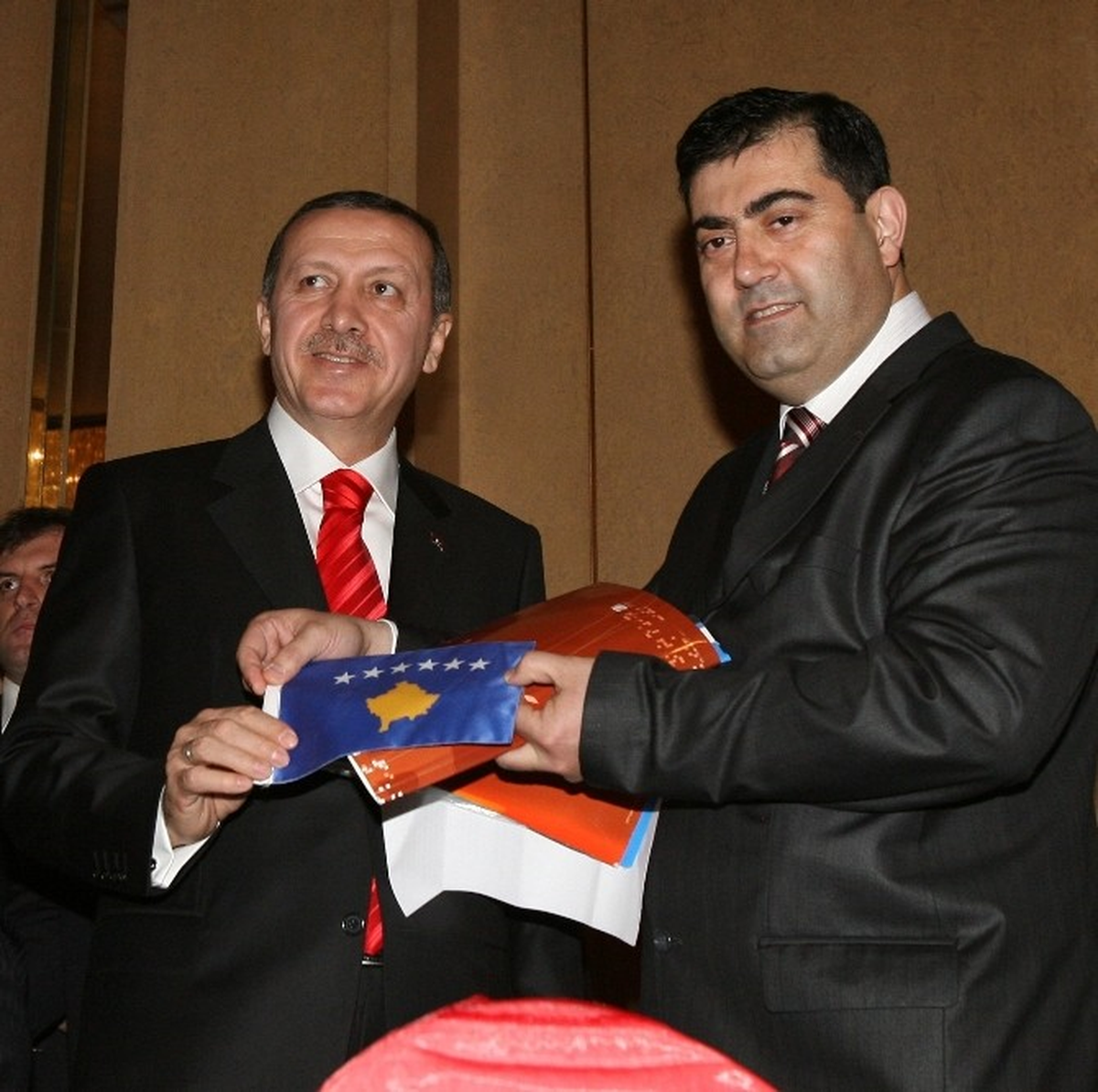 Cumhurbaşkanı Seçilen Erdoğan\'a İlk Ödül Kosova\'dan
