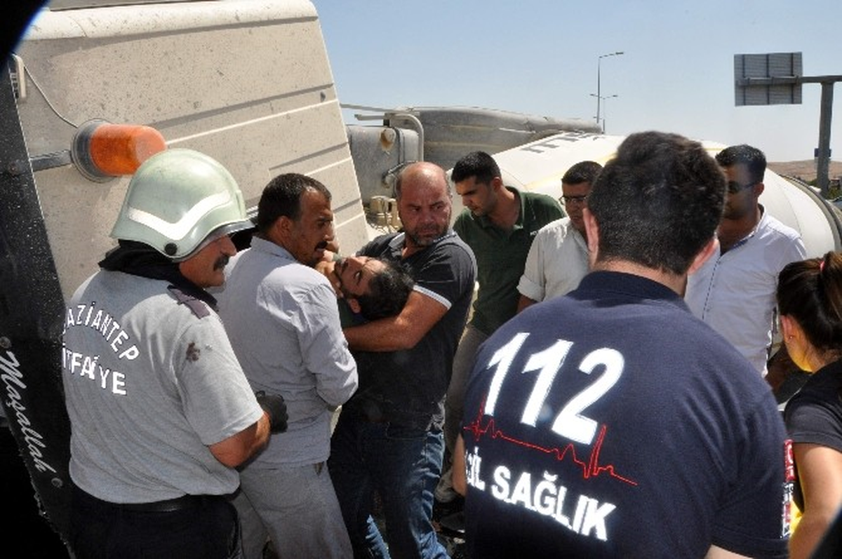 Devrilen Beton Mikserinde Sıkışan Sürücü Güçlükle Çıkarıldı