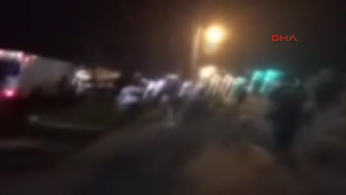 Ferguson\'da Polisin Gazetecilere Silah Doğrulttuğu An
