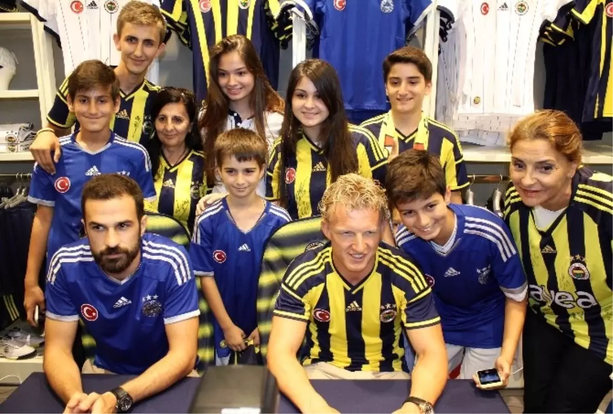 Dırk Kuyt ve Serdar Kesimal Taraftarlara İmza Dağıttı