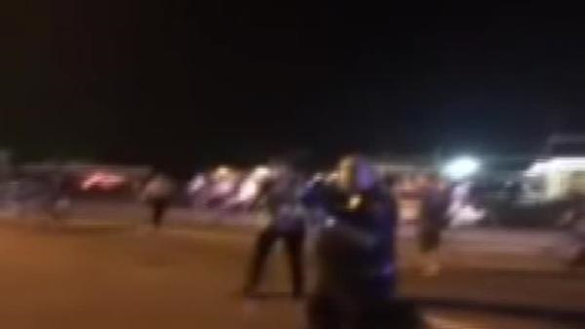 Ferguson\'da Polisin Gazetecilere Silah Doğrulttuğu An
