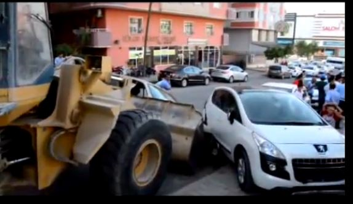 Freni Boşalan Kepçe 5 Otomobili Ezdi