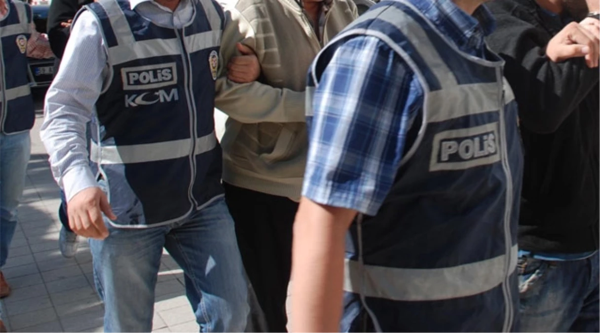 İzmir\'de Gözaltındaki Polisler Adliyeye Sevk Edildi