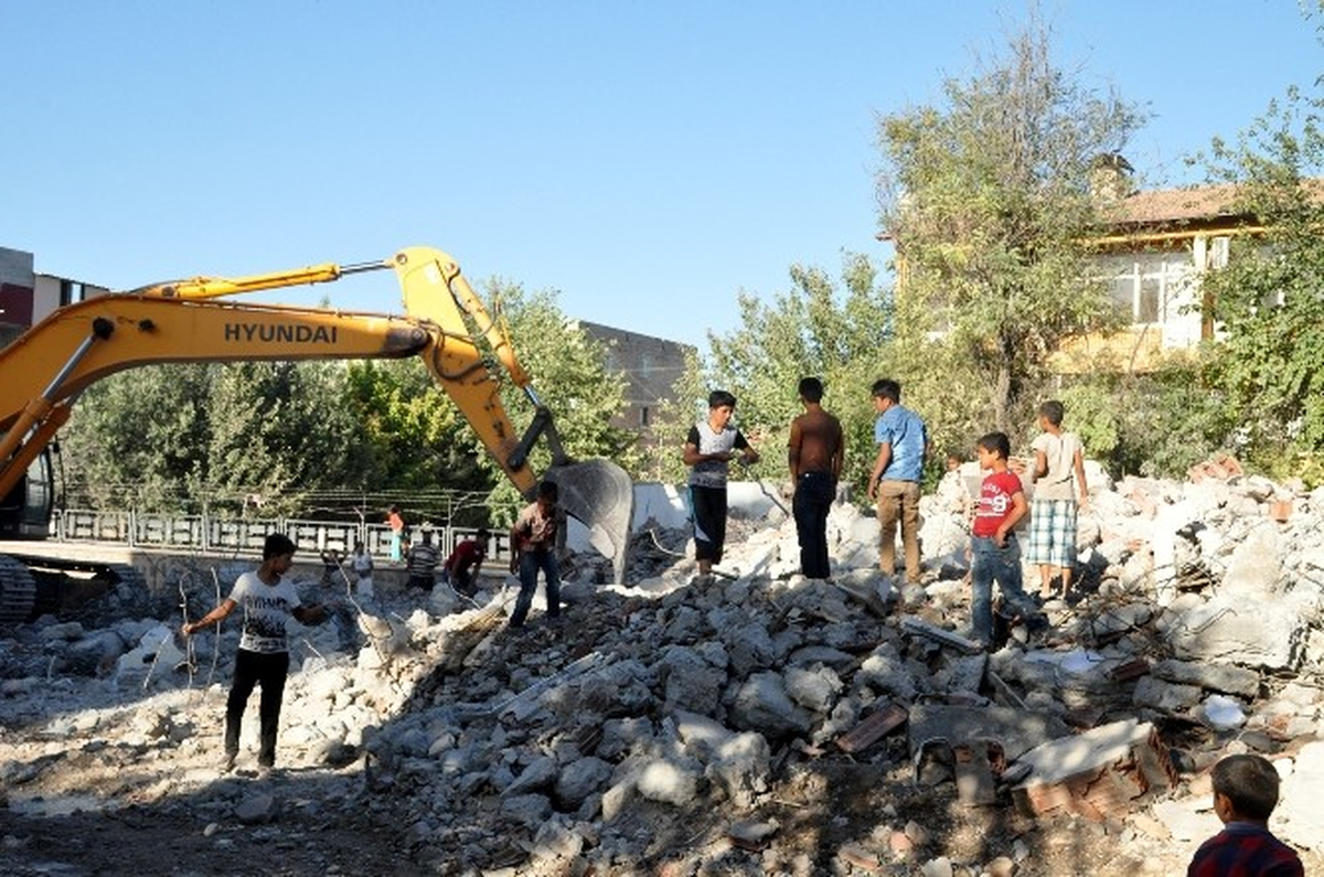 Şanlıurfa Akçakale\'de Harçlıklarını Taştan Çıkaran Çocuklar