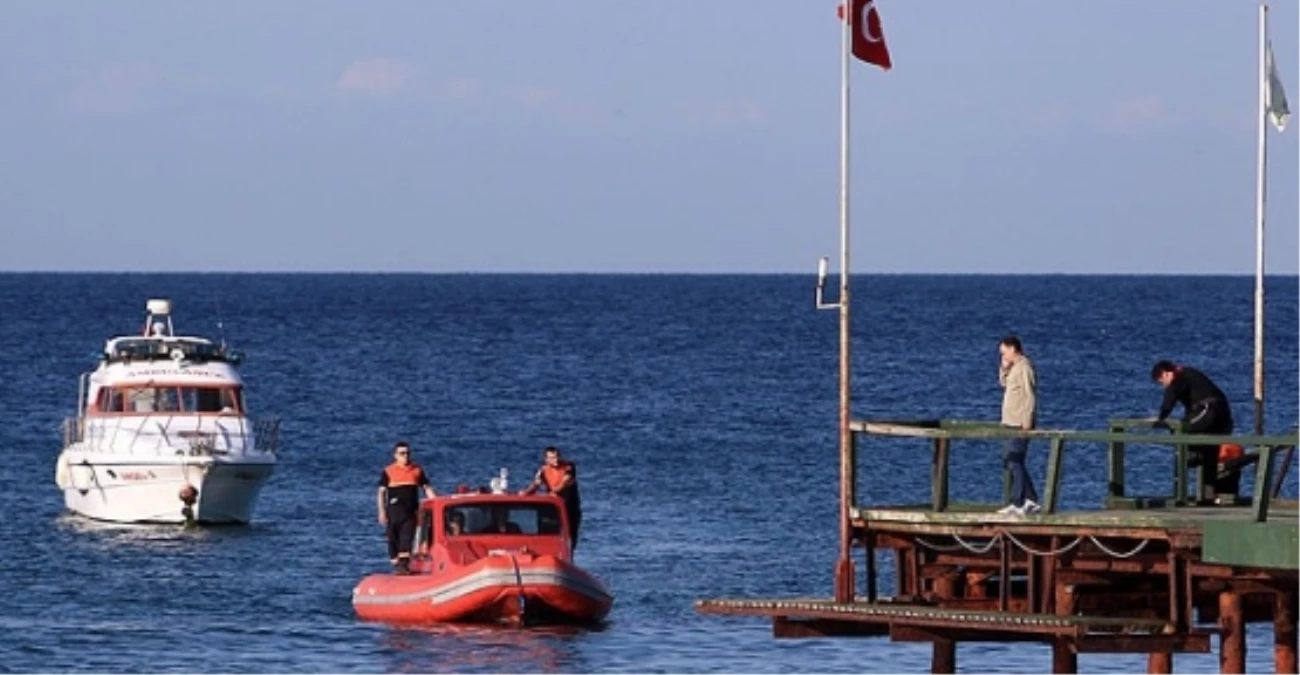 İstanbul\'da Denize Açılan 5 Kişiyi Arama Çalışmaları