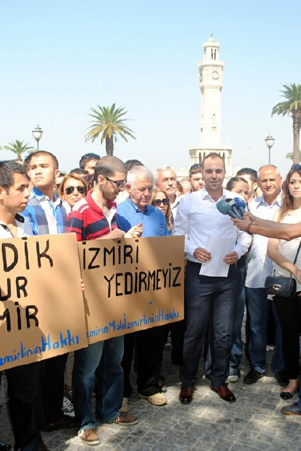 İzmir\'de CHP\'li Gençlerden Saat Kulesi Altında El Ele Protesto