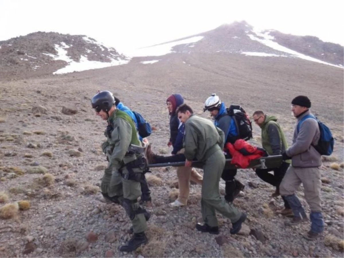 Kaçkarlar\'a Tırmanırken Düşerek Yaralanan Dağcı Erzurum\'a Getirildi
