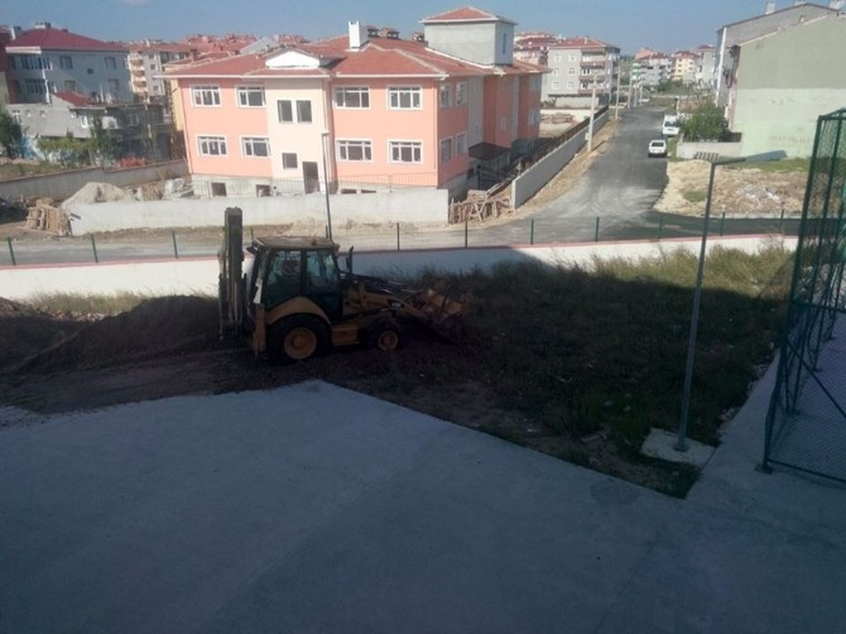 Kapaklı Belediyesi Ortaokulu Bahçesi Yeşilleniyor