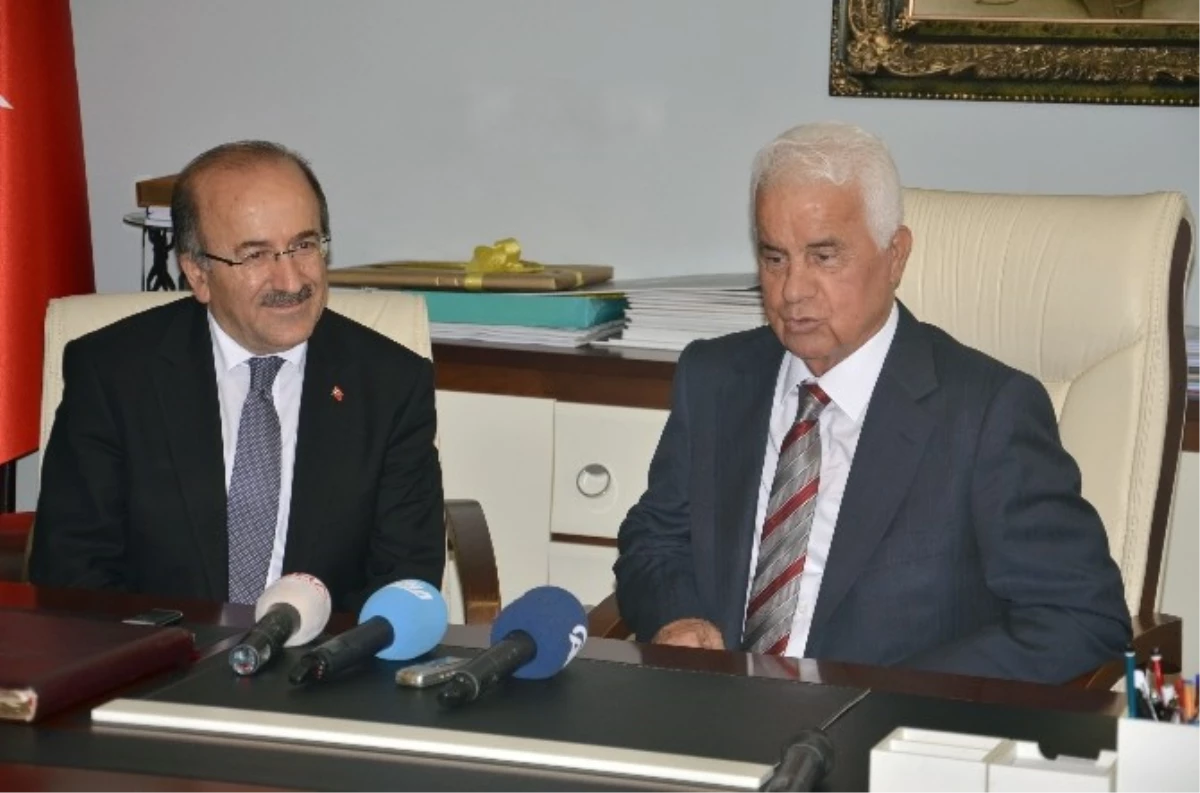 KKTC Cumhurbaşkanı Eroğlu, Trabzon Büyükşehir Belediyesi\'ni Ziyaret Etti