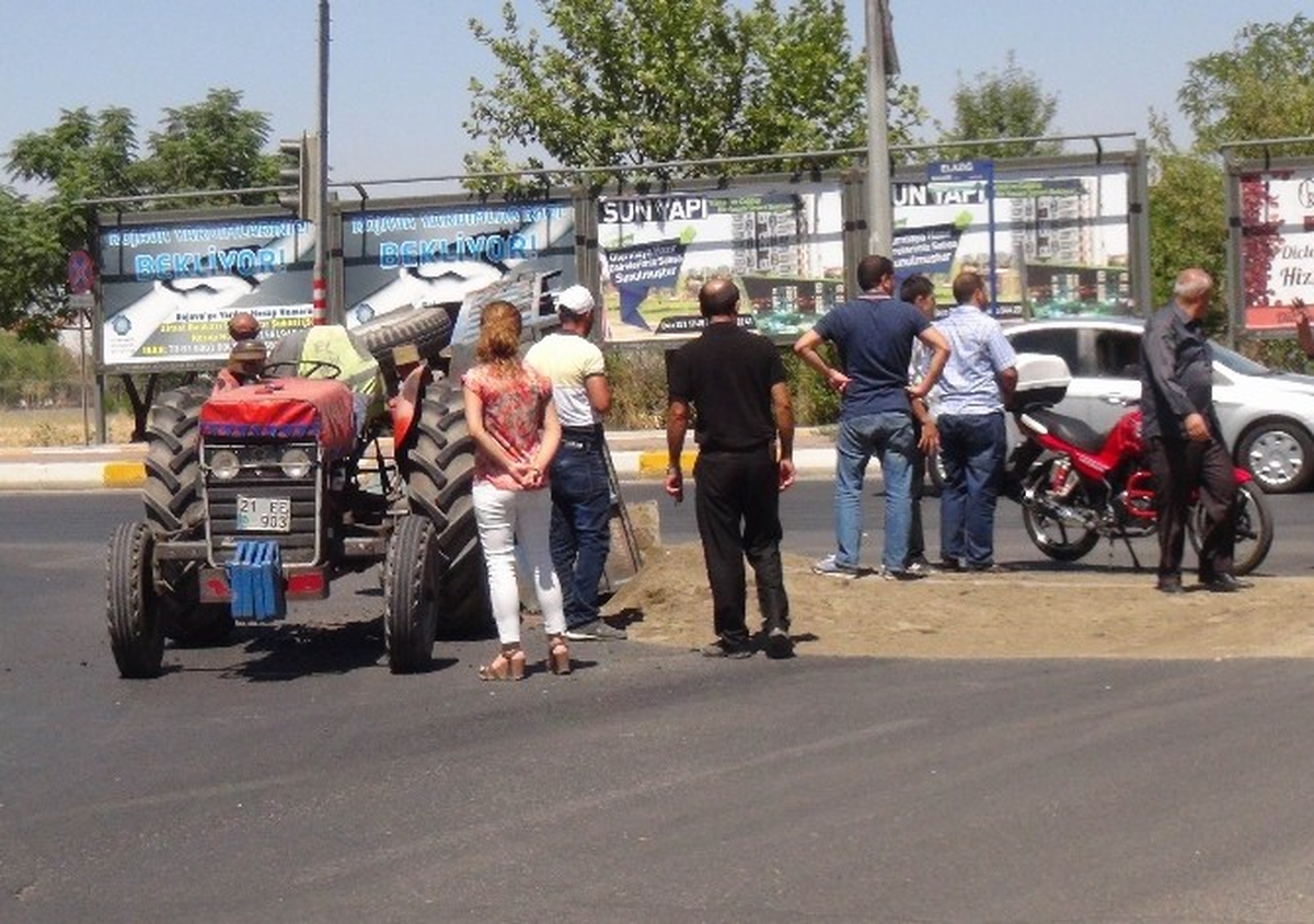 Kum Yüklü Traktör Yan Yattı