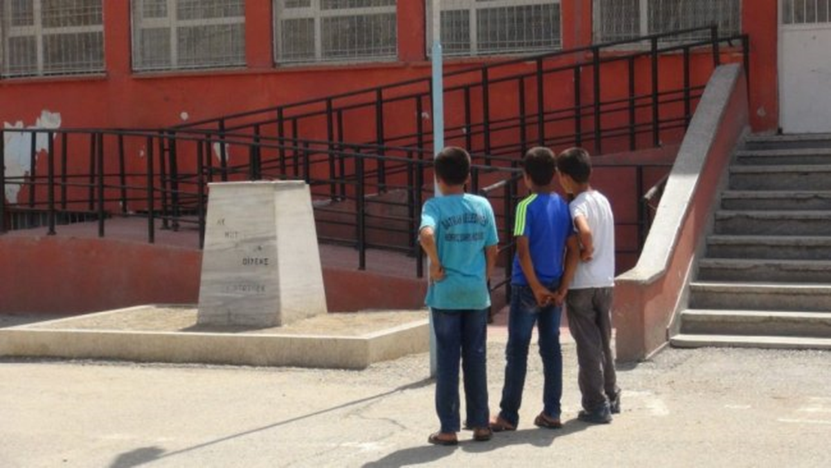 Siirt\'te Türk Bayrağı İndirildi,Atatürk Büstü Yerinden Söküldü