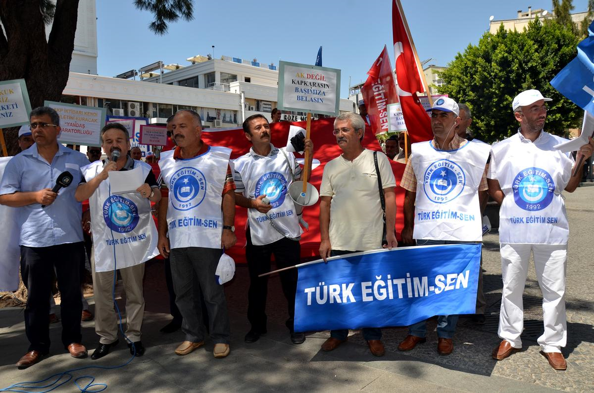 MEB\'in Okul Müdürü Atamaları Antalya\'da Protesto Edildi