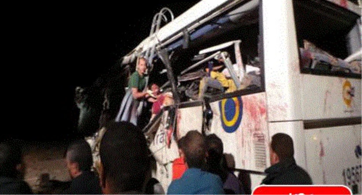 Mısır\'da İki Otobüs Çarpıştı: 33 Ölü, 40 Yaralı