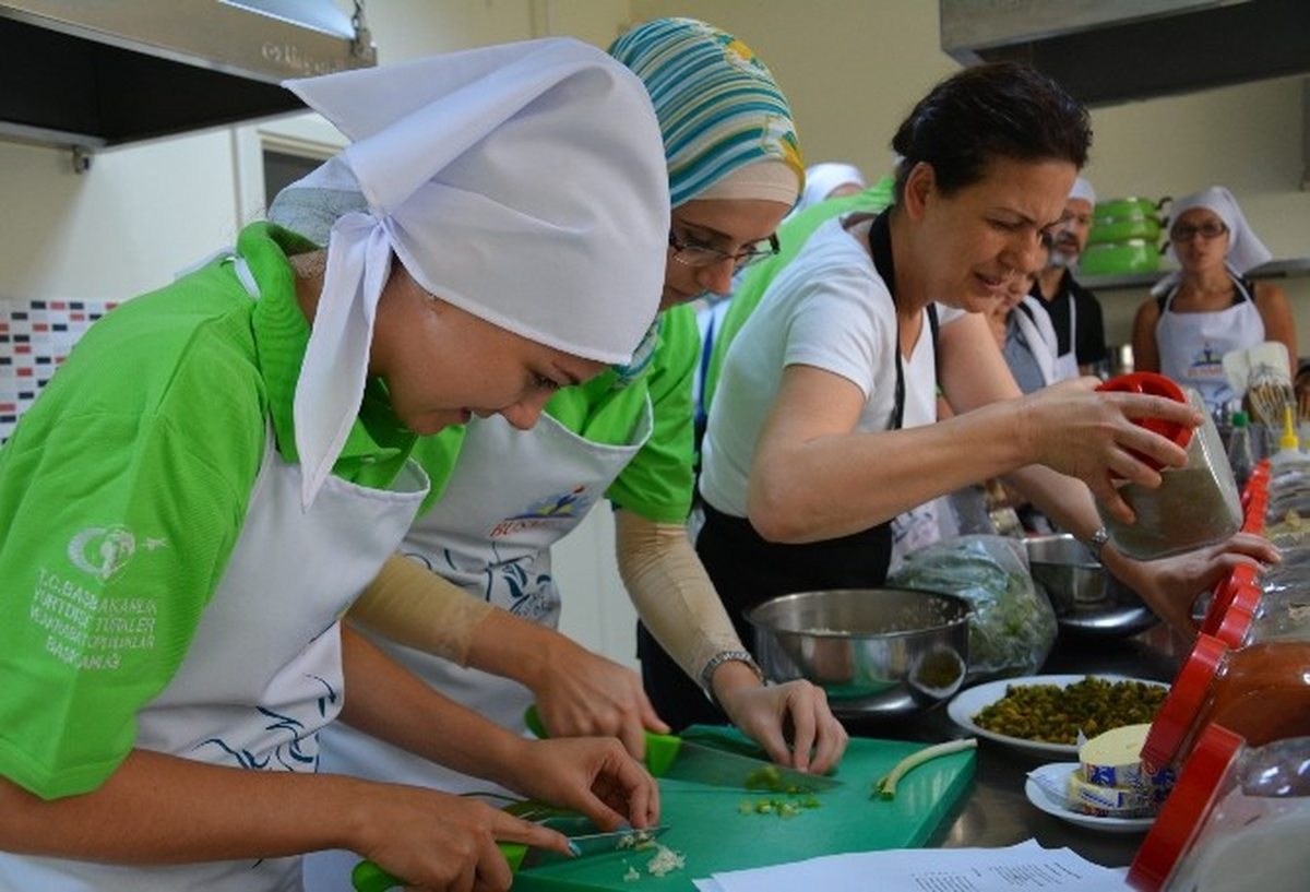 Bursa'da Önce Türkçe Öğrendiler, Sonra Osmanlı Yemekleri Yaptılar