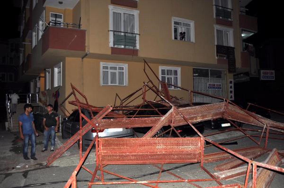 Sancaktepe\'de Otomobilin Çarptığı İskele Çöktü