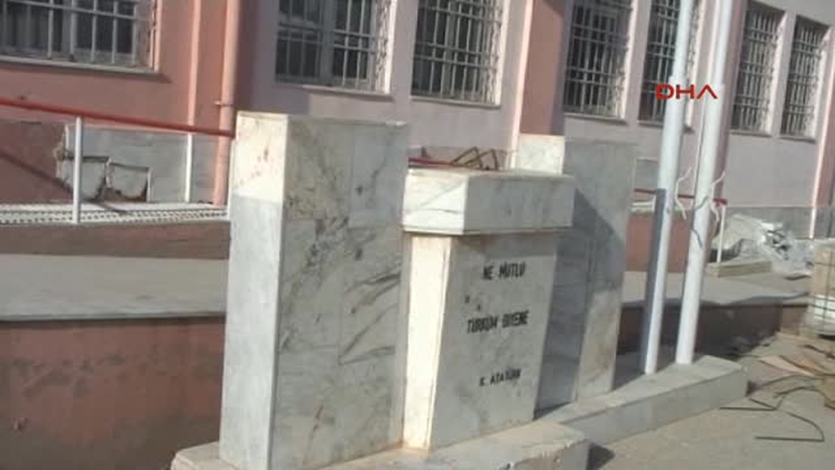 Siirt\'te Atatürk Büstlerini Söküp, Türk Bayrağını İndirdiler