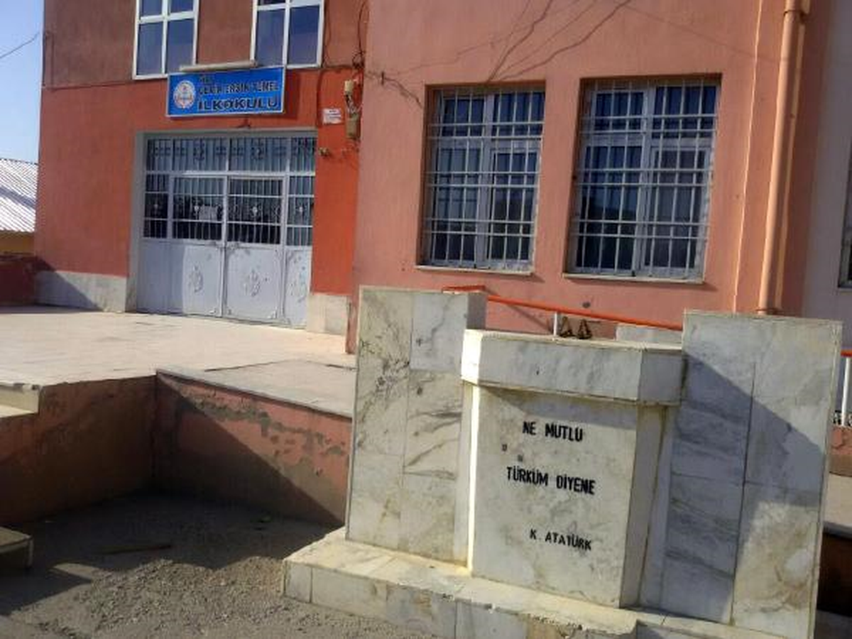 Siirt\'te Atatürk Büstlerini Söküpp, Türk Bayrağını İndirdiler