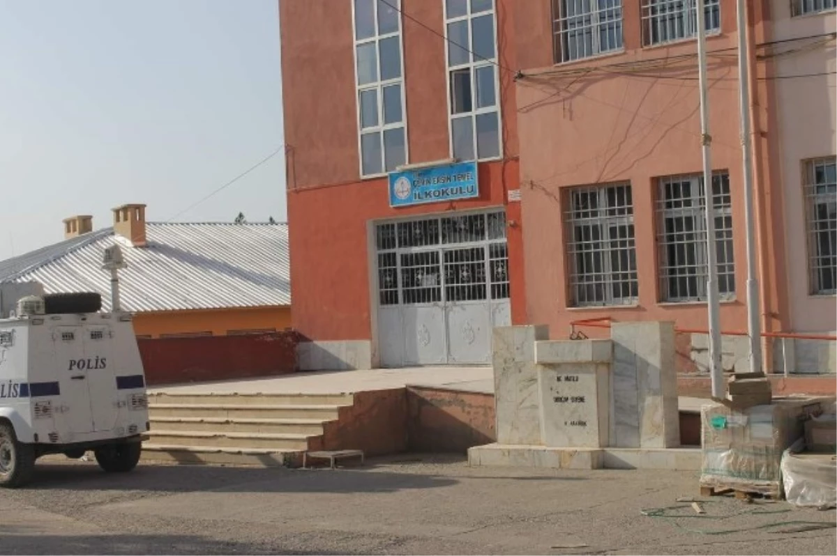 Siirt\'te İki Okulda Atatürk Büstünü Yerinden Söktüler