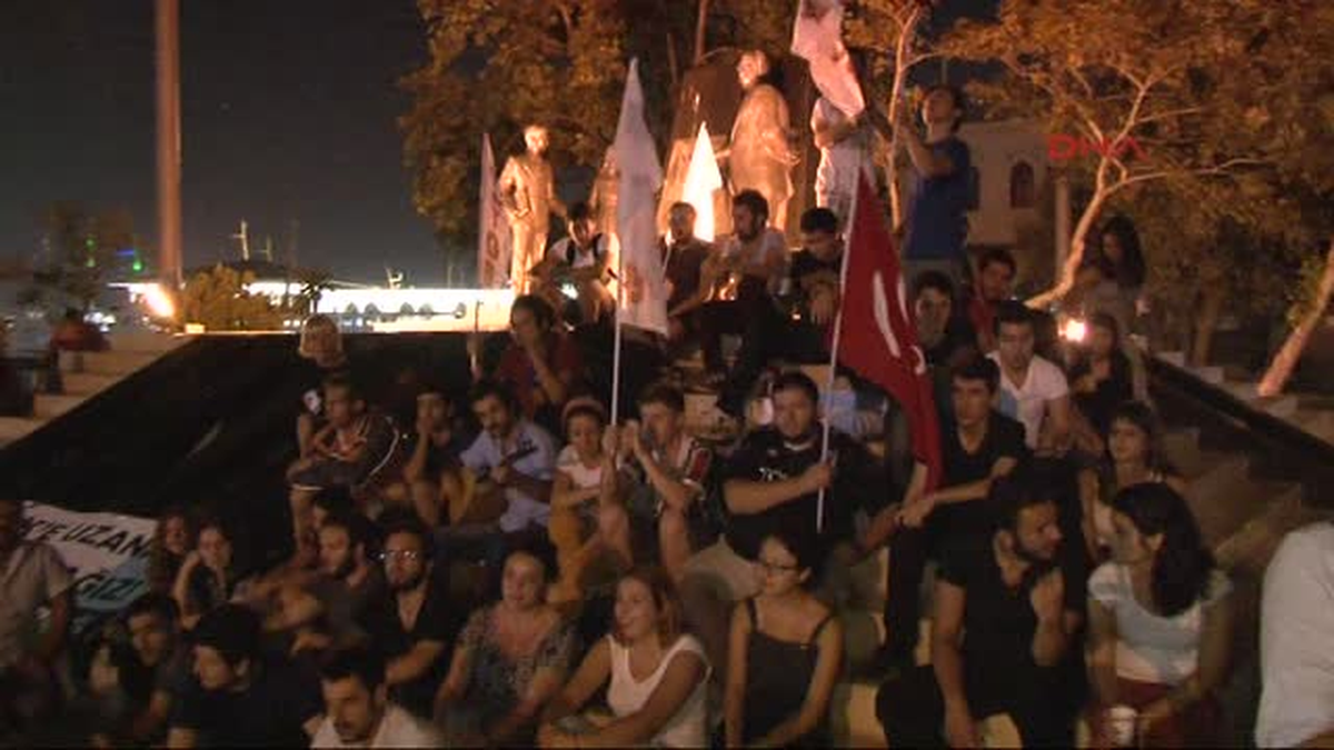 TGB Üyeleri Atatürk Heykeli Önünde Gece Boyunca Nöbet Tuttu