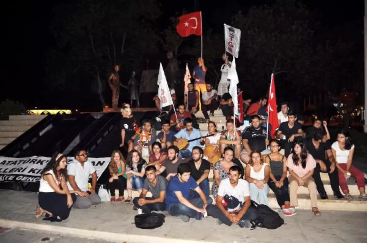 TGB Üyelerinden Kadıköy\'de Protesto