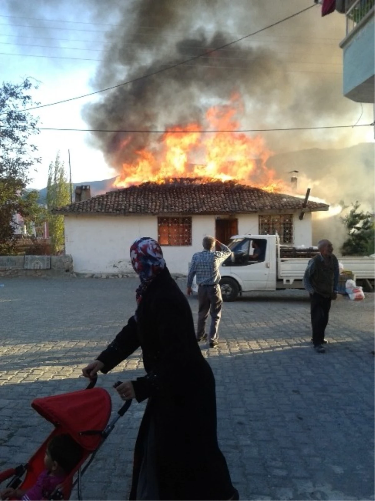 Tokat\'ta Ahşap Ev Alevlere Teslim Oldu