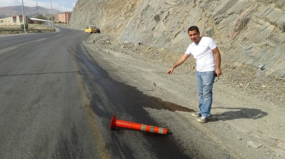 Hakkari\'de Yoldaki Dubayı Fark Etmeyen Öğretmen Ölümden Döndü