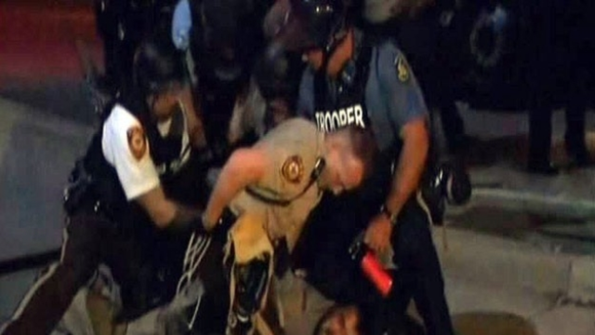 ABD\'de Polisin Aa Muhabirini Gözaltına Alması