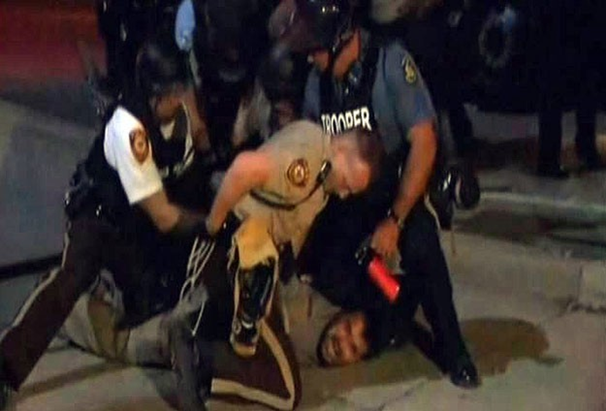 ABD\'de Polisin Aa Muhabirini Gözaltına Alması