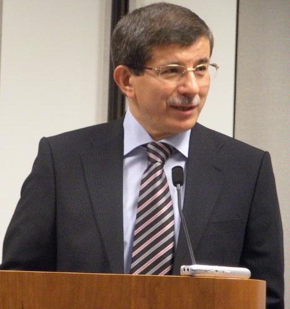 Ahmet Davutoğlu Siyaseti Bırakmaktan Neden Vazgeçti?