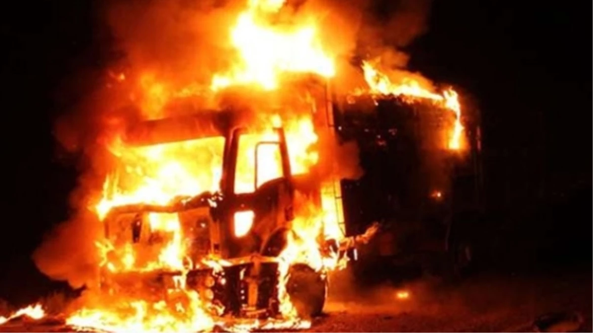 AK Parti Tunceli İl Başkanı\'na Ait Araçlar Teröristlerce Yakıldı