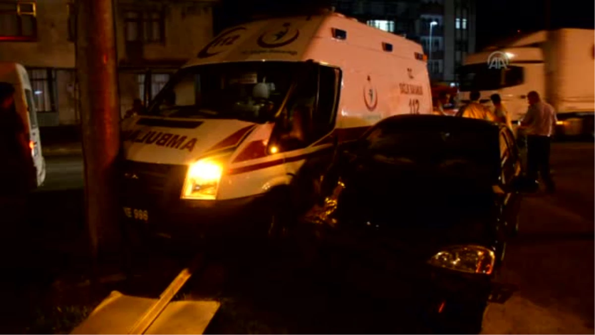 Ambulans, Otomobille Çarpıştı: 5 Yaralı