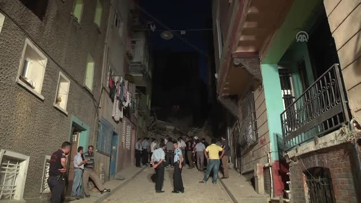 Balat\'ta 4 katlı metruk bina çöktü -