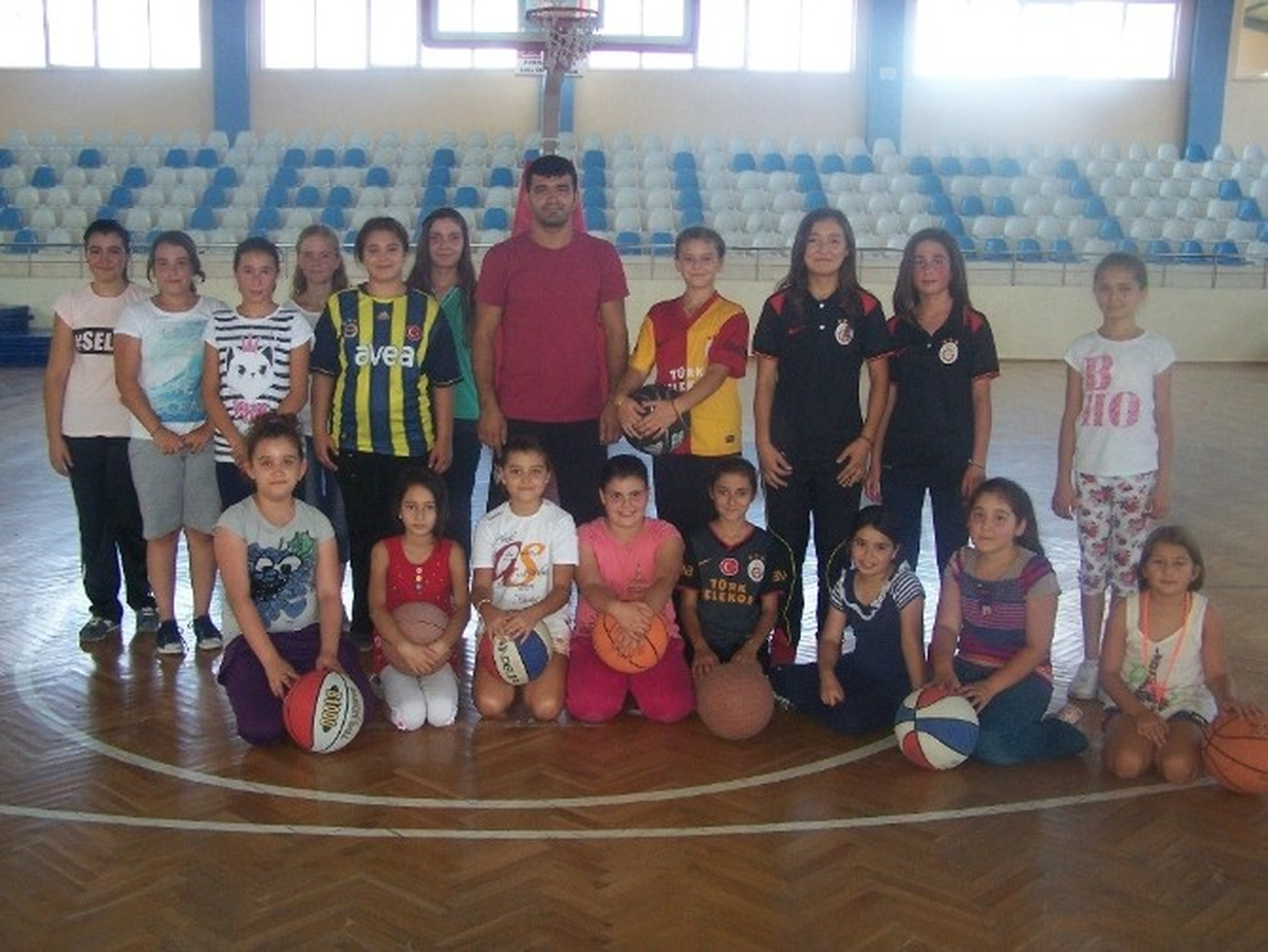 Korkuteli\'nde Bayan Basketbol Kursuna Yoğun İlgi