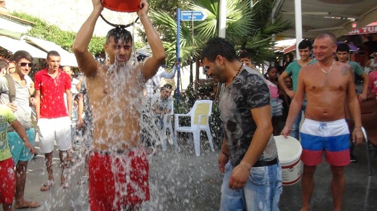 Bir Kova Buz\' Kampanyası\'na Kuşadası\'nda Turistlerden Destek