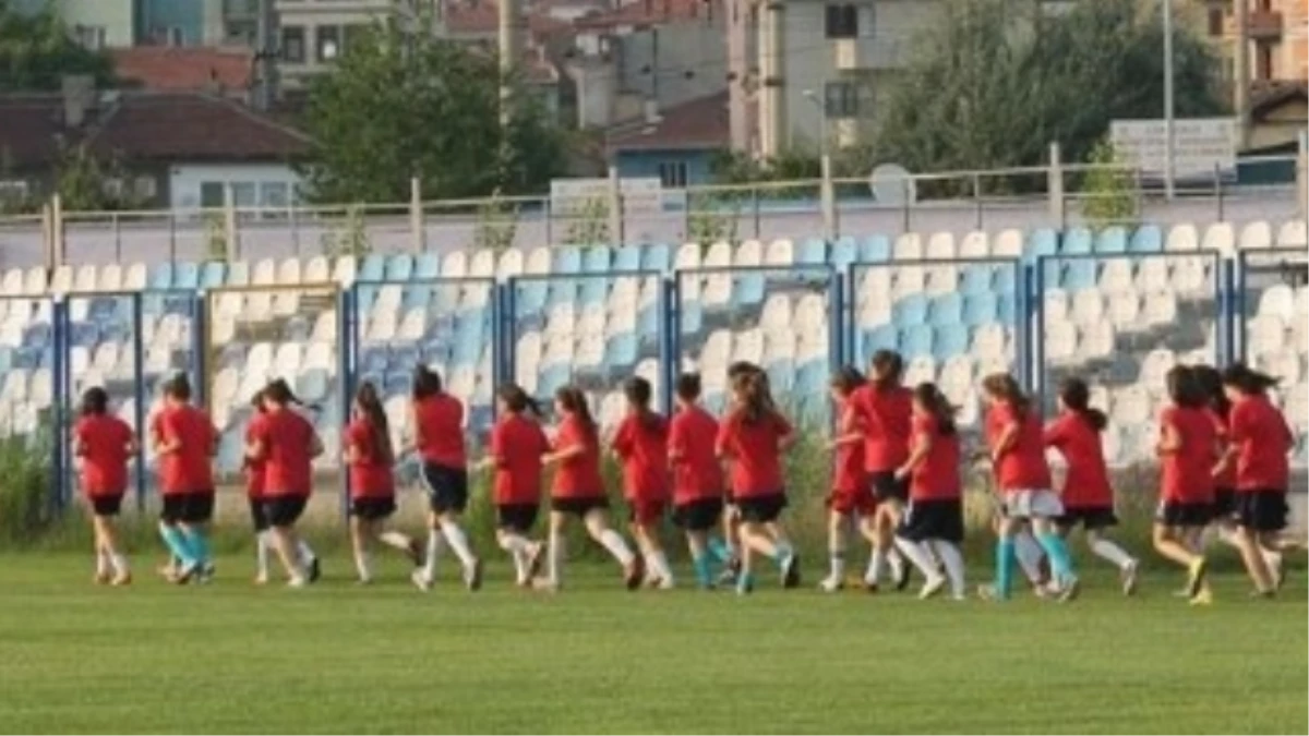 Bozüyük Halk Eğitimspor Bayan Futbol Takımı Sezona Hazırlanıyor