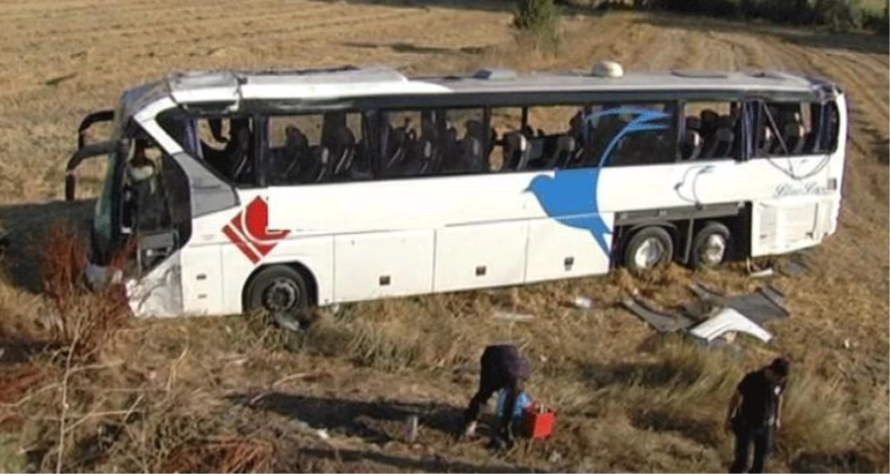 Eskişehir\'de Yolcu Otobüsü Şarampole Devrildi: 42 Yaralı