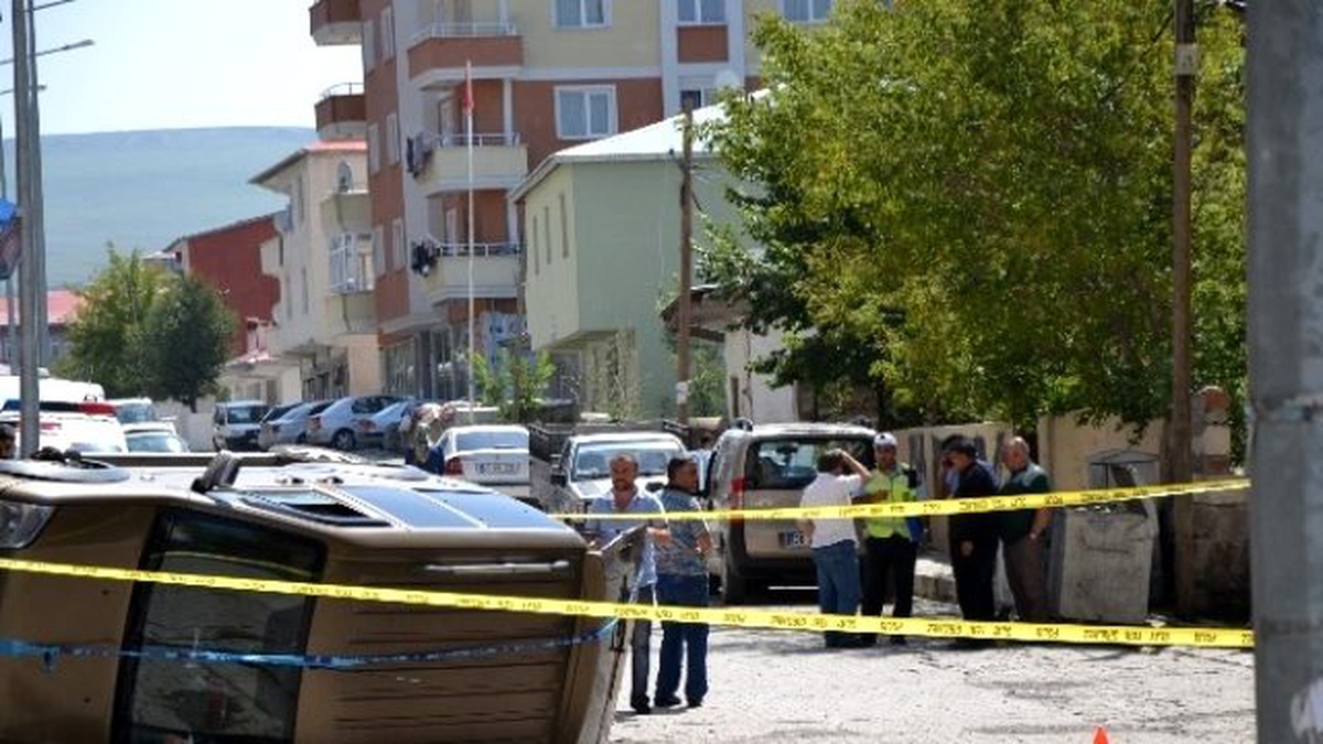 Evinin Önünde Otururken Otomobil Çarptı