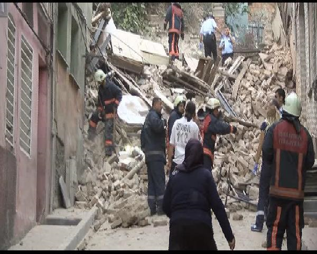 İstanbul Fatih\'te 4 Katlı Bina Çöktü