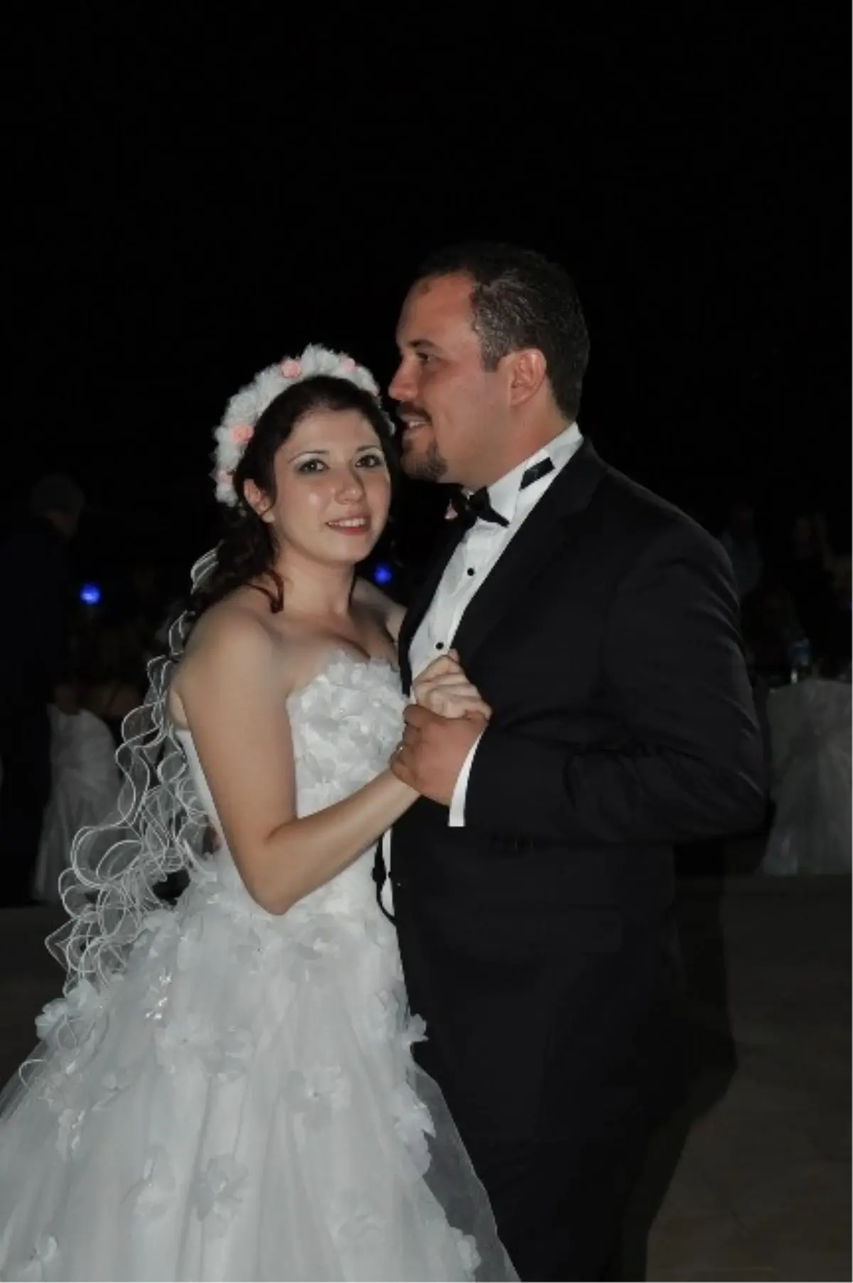 Foça Belediye Meclisi En Genç Üyesini Evlendirdi