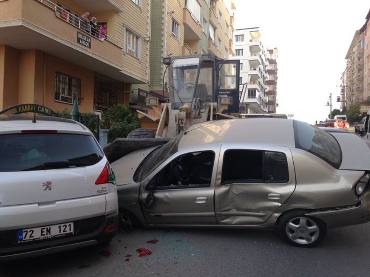 Freni Boşalan Kepçe Aracı 5 Araca Çarparak Durabildi