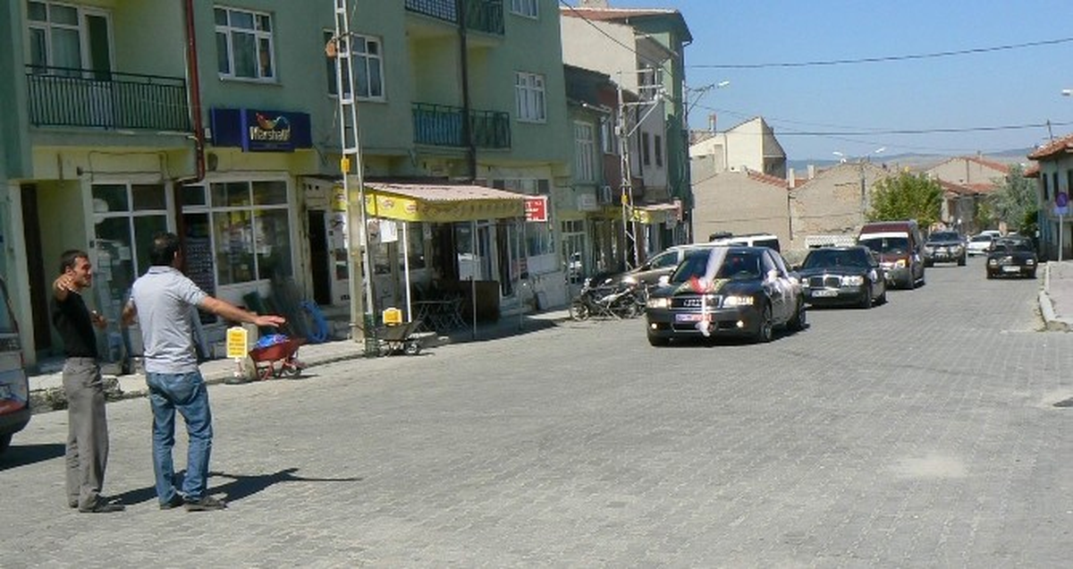 Gençlerin Düğün Yolu Kesip Bahşiş Alma Keyfi