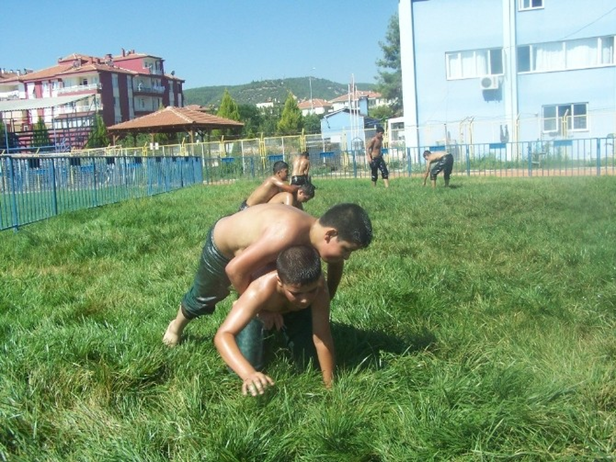 Güreşçiler Altın Kiraz Yayla Güreşlerine Hazırlanıyor