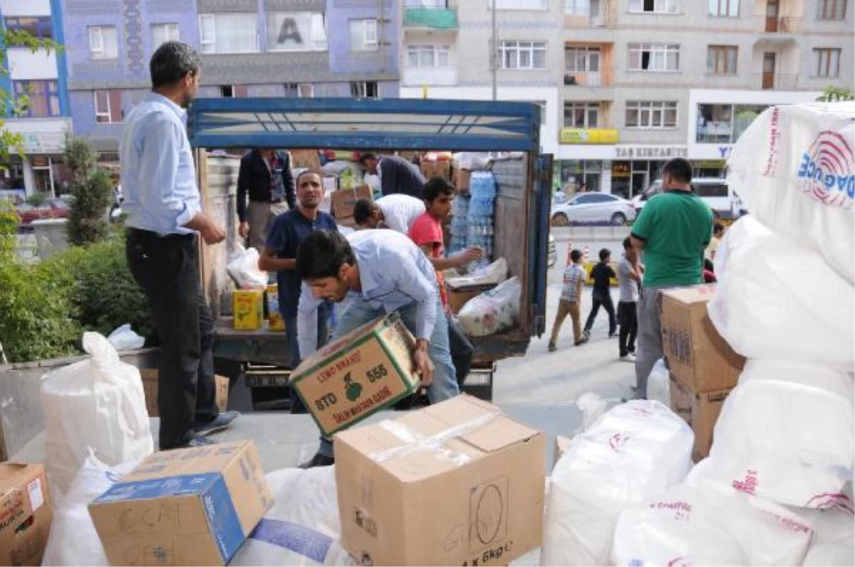 Hakkari\'de Toplanan Yardımlar Kamyonlarla Kürtlere Gönderildi